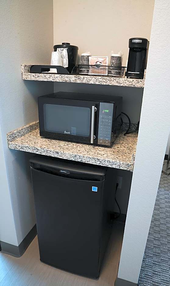 Brookstone Inn & Suites