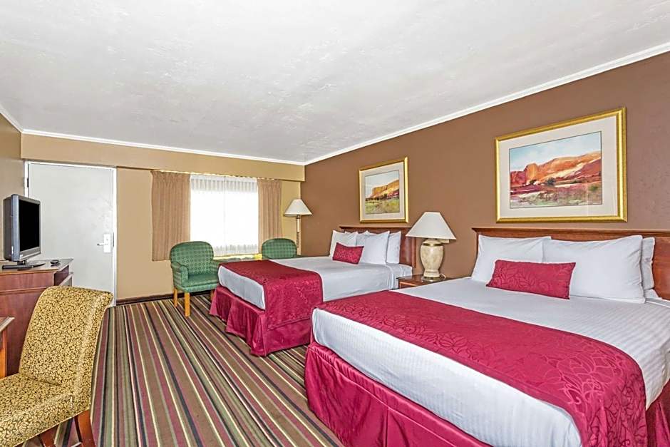 Days Inn & Suites by Wyndham Logan