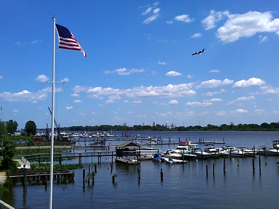 Airport Waterfront Inn