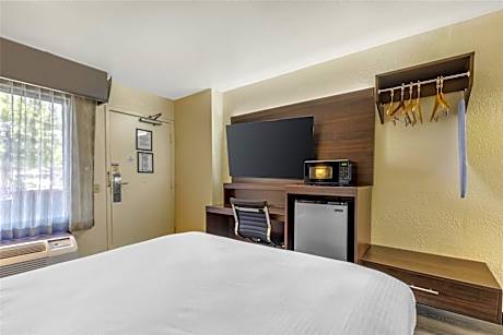 Queen Room with Bath Tub - Mobility Accessible