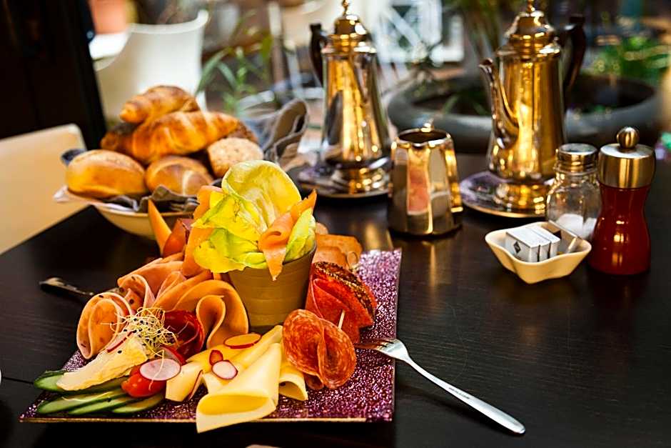 Hotel Diamonds and Pearls