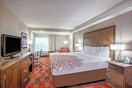 1 King Bed w/Microwave & Fridge