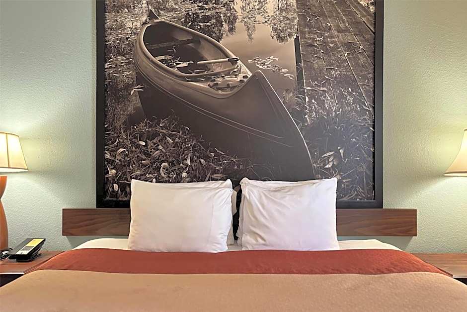 Super 8 by Wyndham Staunton