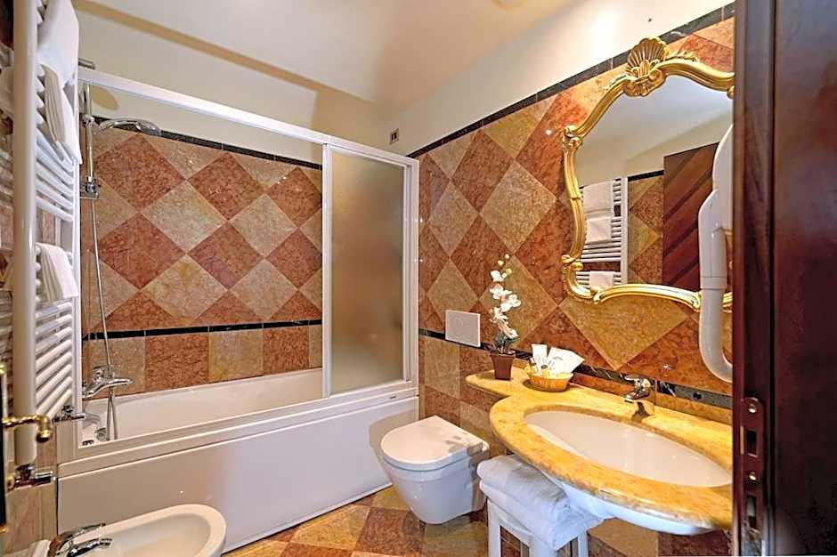 Hotel Lux