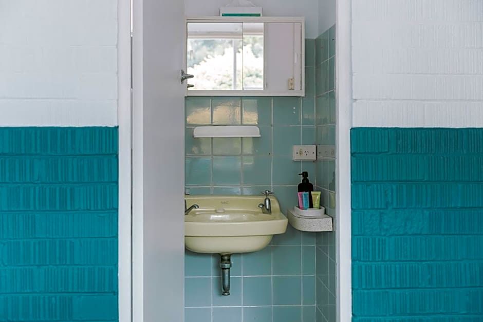 Black Swan Waterfront Motel