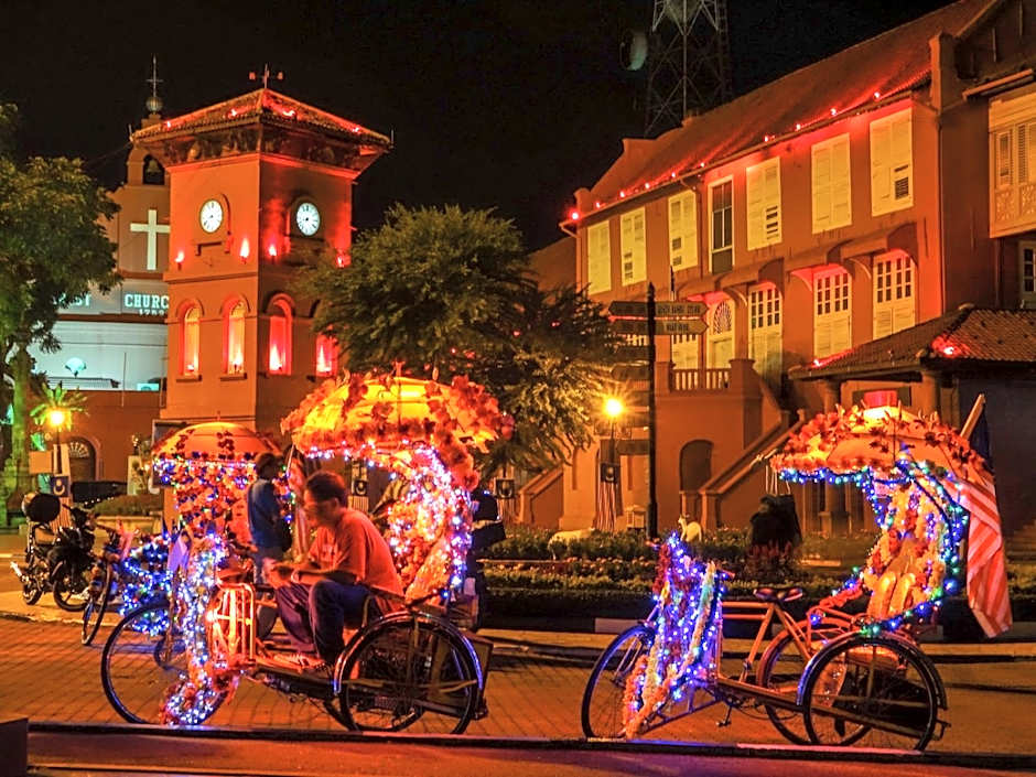 Cozy Riverside Hotel