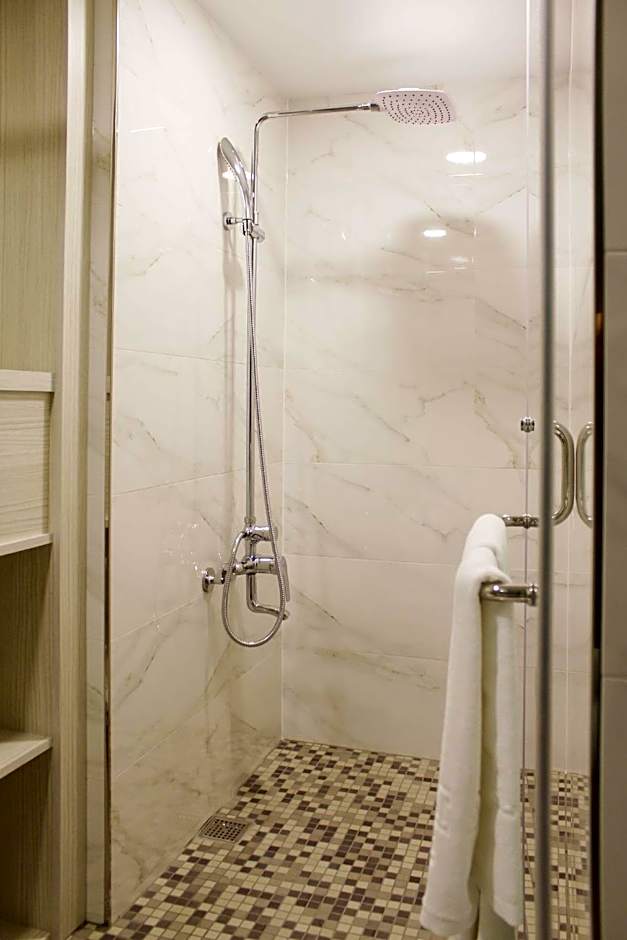 Aeris International Hotel