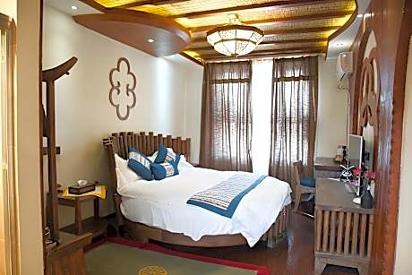 Delicate Room with Queen Bed