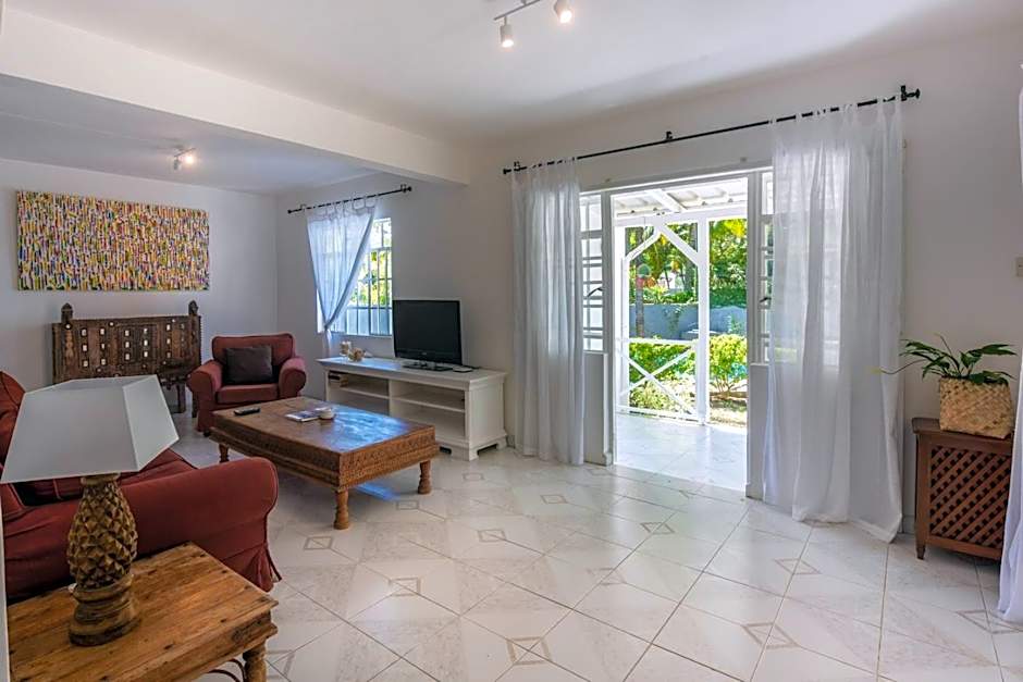 Cosy private bungalow pool 5 mins to beach