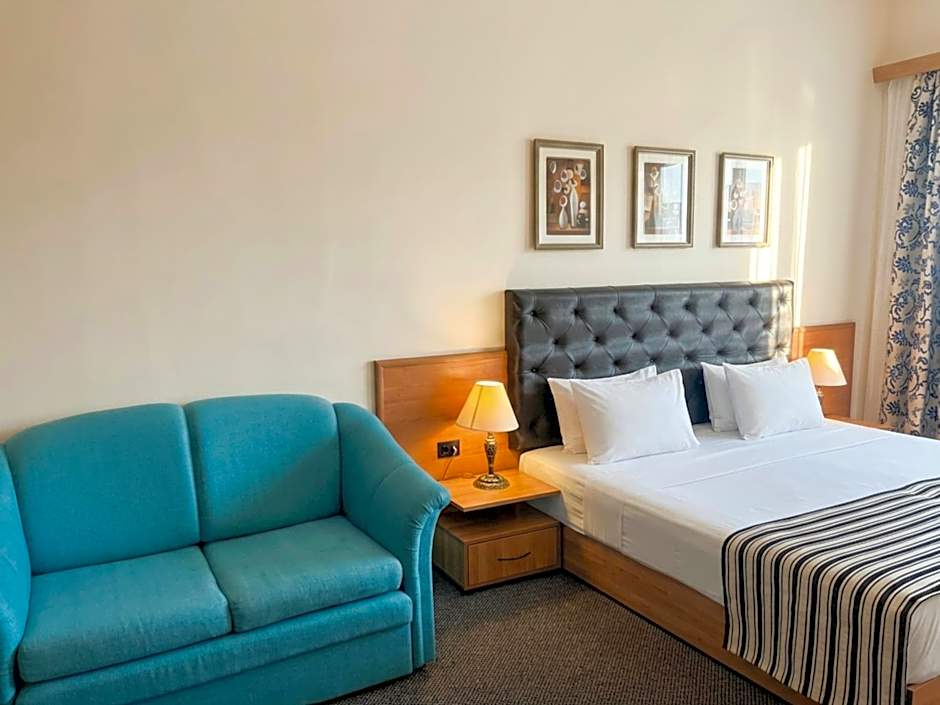 Lotus Family Hotel - Free Parking