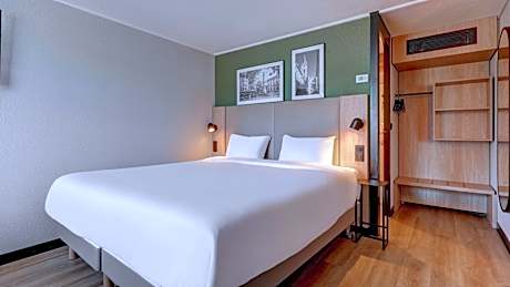 Standard Room - 1 Queen Bed