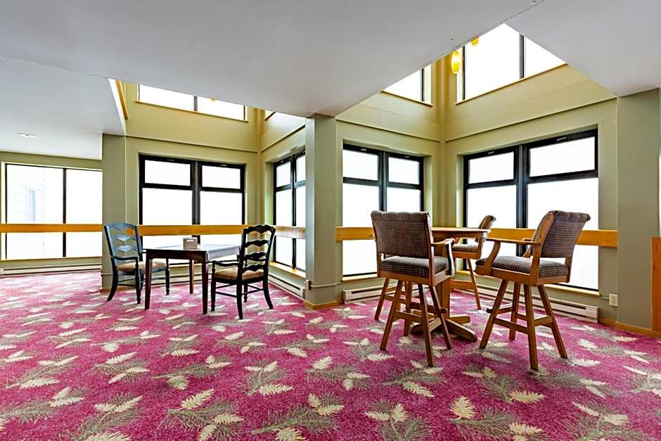 Stroll to Slopes, Village Area, Ski in-out MtLodge 343