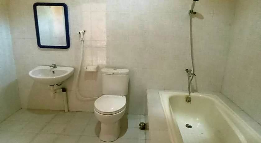 Capital O 93391 Golden Manggis Hotel Near SMKN 1 Lingsar