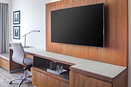 1 Bedroom Executive Suite, 1 King, Sofa bed