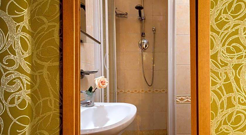 Ad Hoc Domus Guest House