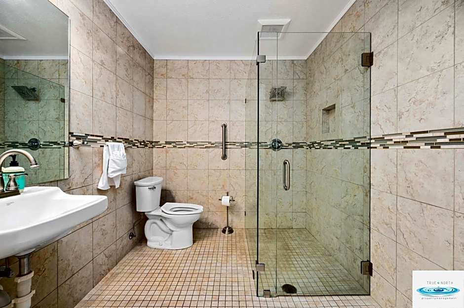 Gold Coast Inn ⁀➷ Breathtaking Sunsets ➠ Standard Lake View Room ➠ 106