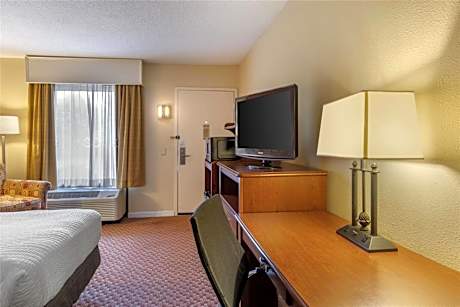 Queen Room with Bath Tub - Mobility Accessible