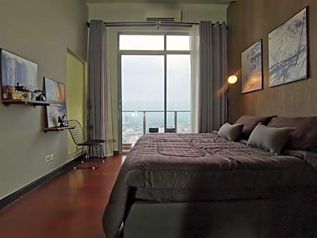 Deluxe King Studio (Private Bathtub and City View)
