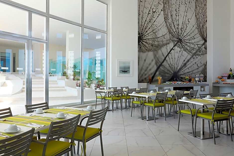 Krystal Urban Cancun-Malecon