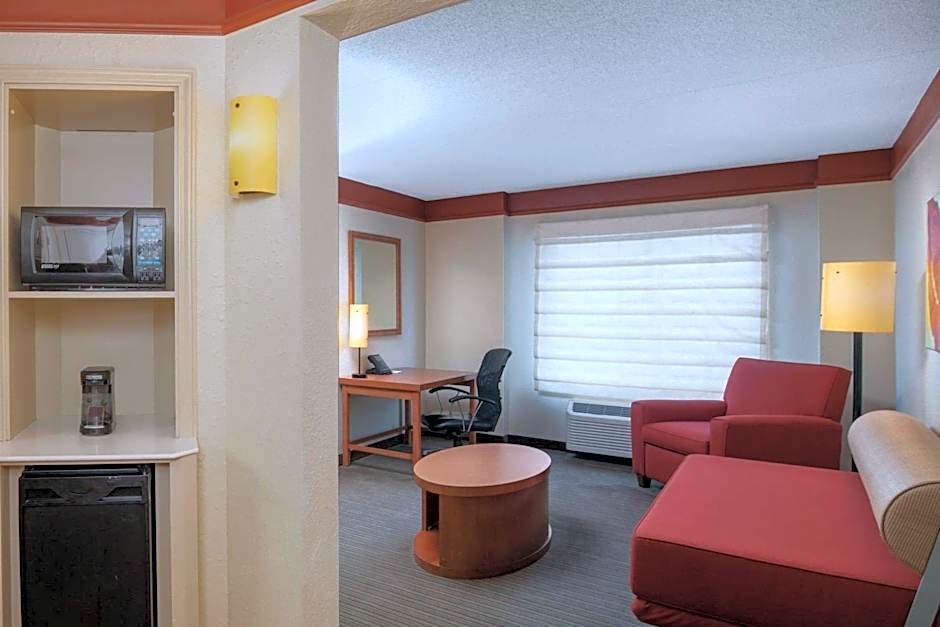 La Quinta Inn & Suites by Wyndham Atlanta Ballpark/Galleria