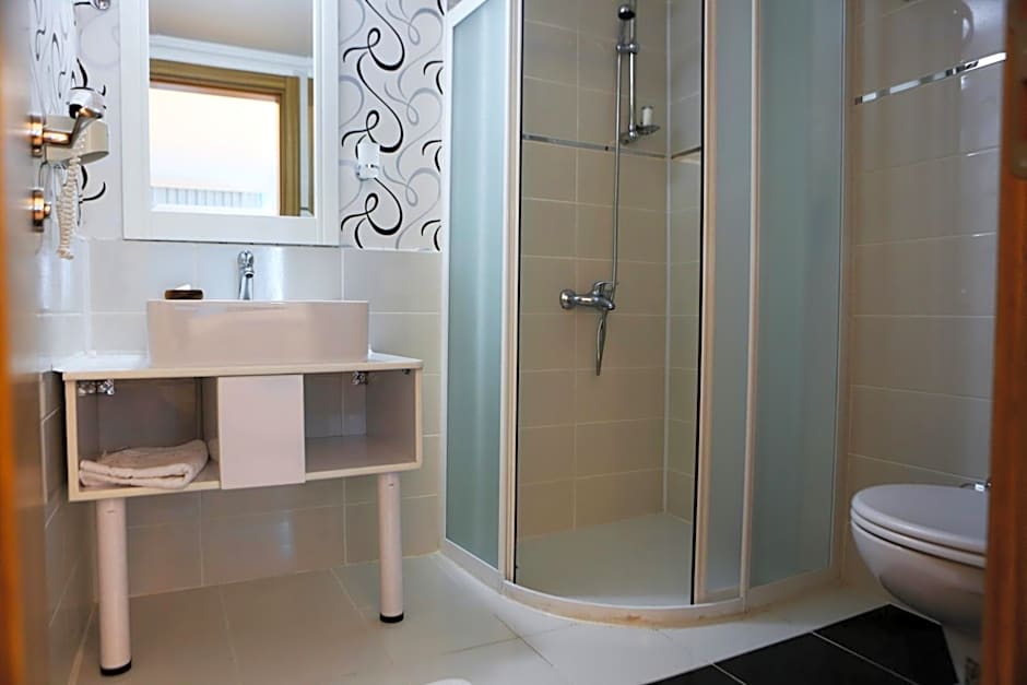 Uğur Otel
