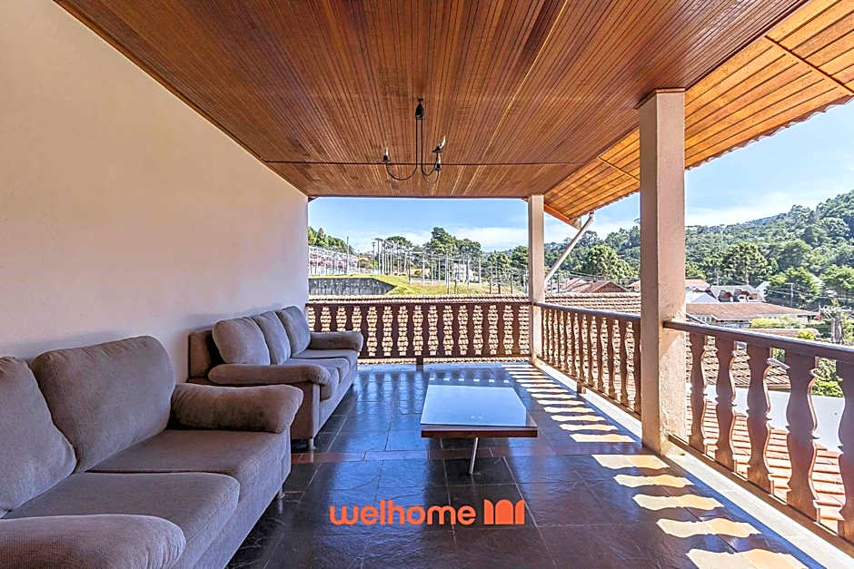 Casa em Campos do Jordão com Varanda e Lareira