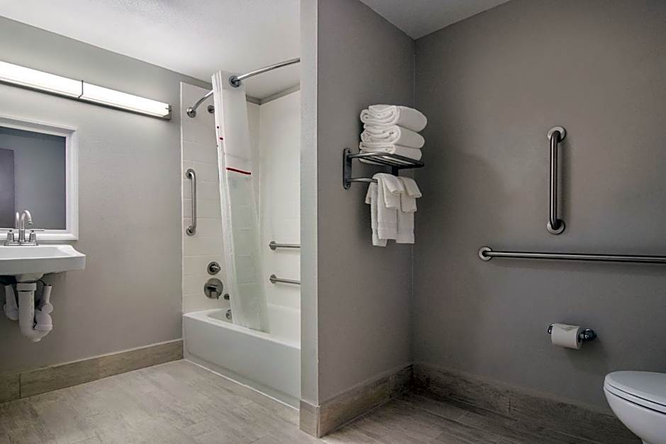 Red Roof Inn PLUS & Suites Erie