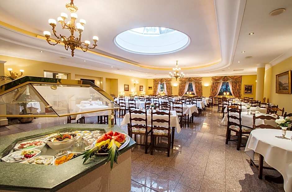 International au Lac Historic Lakeside Hotel