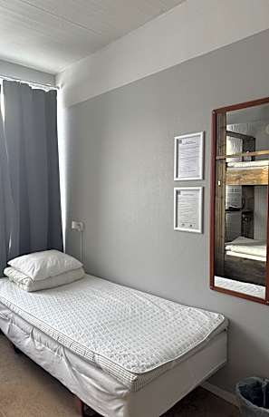 Family Room with Shared Bathroom (6 Adults)