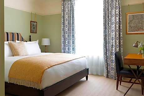 Classic Queen Room with Park View