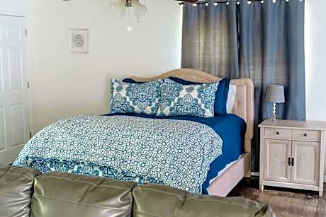 Deluxe Queen Suite