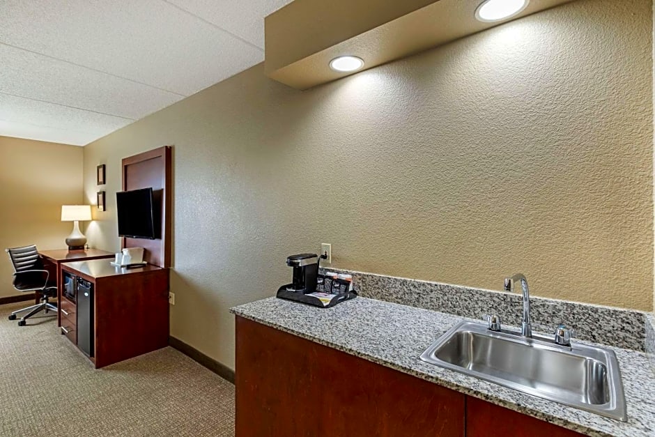 Comfort Inn and Suites Jackson - West Bend
