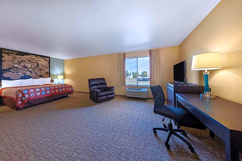 Super 8 by Wyndham Jackson MN
