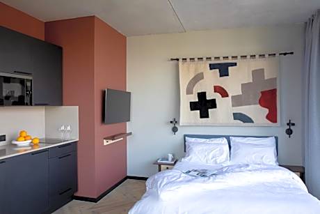 Spacious Studio with Kitchen