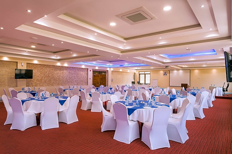 Travellers Beach Hotel & Club