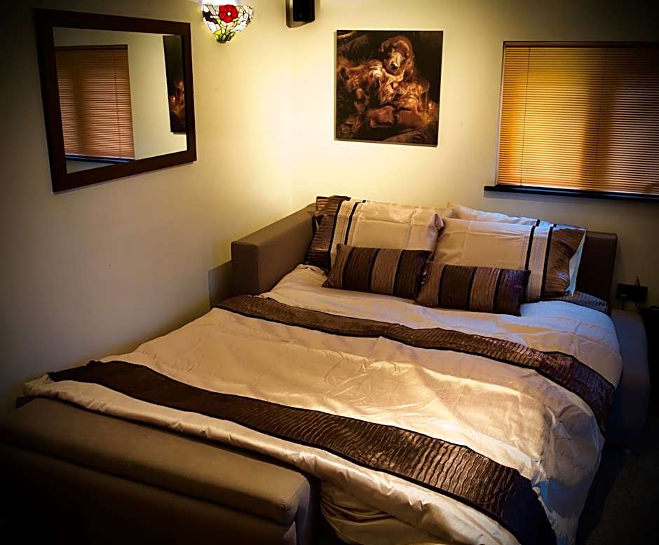 Luxurious Rural Cabin with Hot Tub