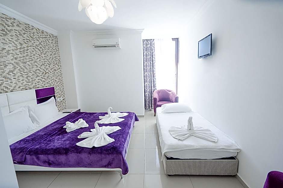 Foto 1 dari 9 — Triple Room