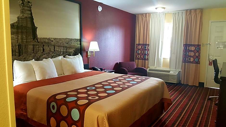 Super 8 by Wyndham Temple S. General Bruce