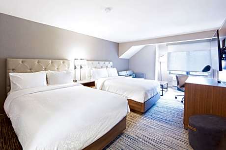 Larger Guest room, 2 Queen, Sofa bed