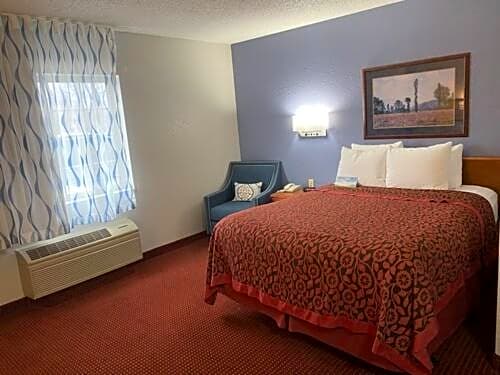 Days Inn & Suites by Wyndham Green Bay WI