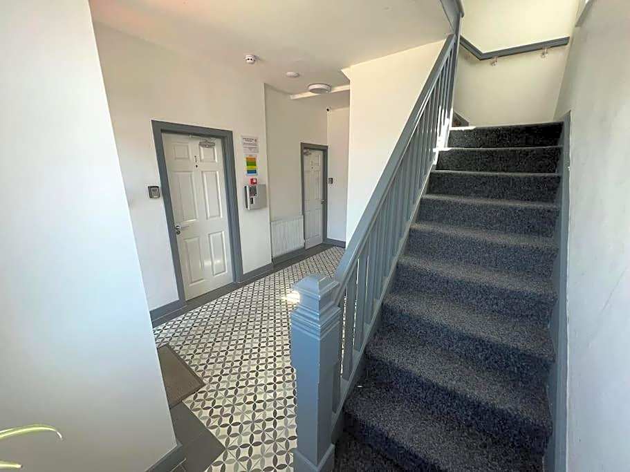 Newly refurbished studio, great location 8 studios