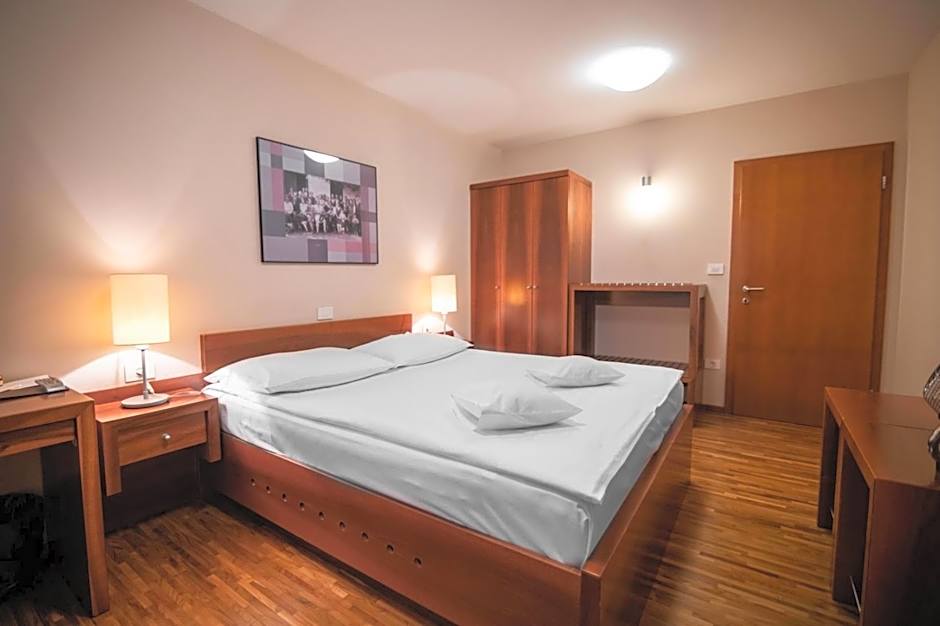Hotel Dvor Jezersek Brnik