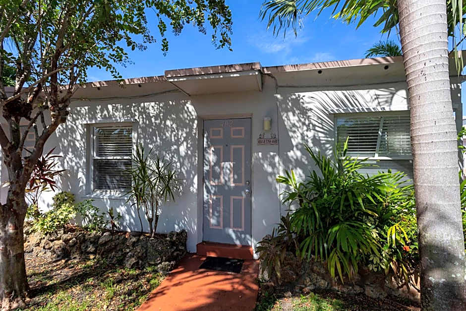 Richard's Motel Courtyard