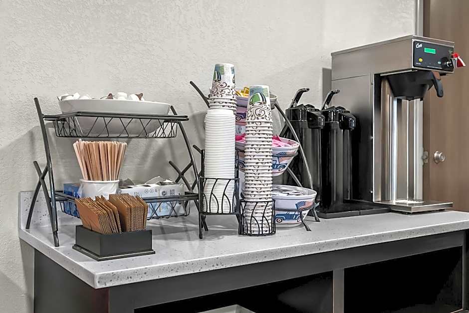 HomeTowne Studios by Red Roof Flint