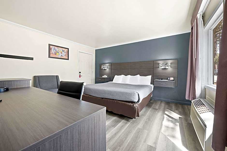 Econo Lodge Inn & Suites