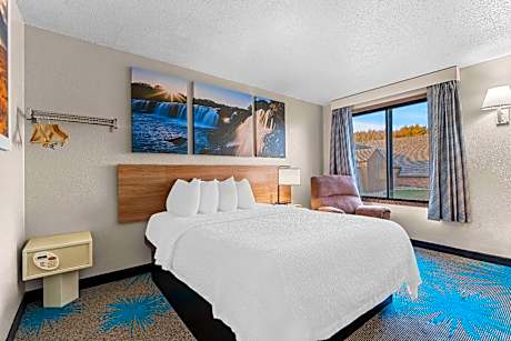 Standard Queen Room - Non-Smoking