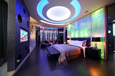 Queen Room with Spa Bath (Check-In After 21:00)