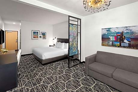 1 King Bed Suite Non-Smoking