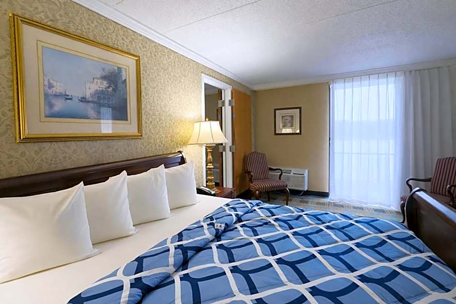 Riverview Inn & Suites