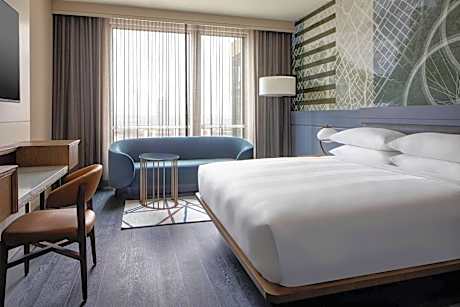 Guest room with M Club lounge access, 1 King, City view